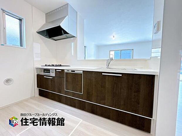 ご家族を見守りながら家事が捗る対面式キッチン。お料理をしながらご家族のサポートも可能です。