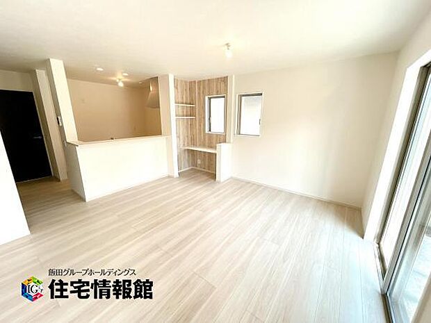 カウンターキッチン越しに会話も楽しめるダイニングキッチン。