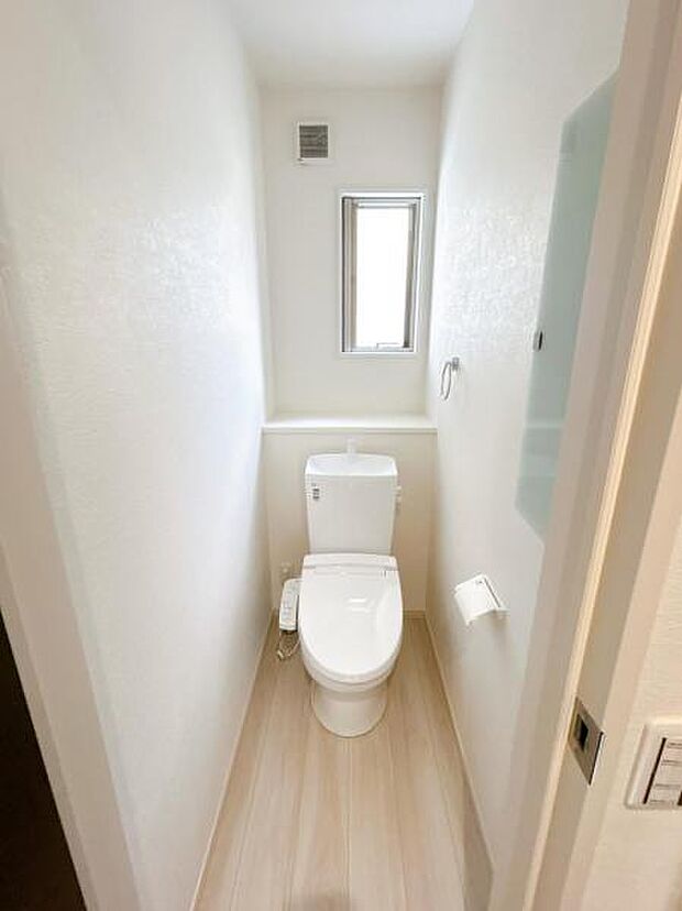 シャワー洗浄機能付のトイレは、清潔感が印象的な空間ですね。