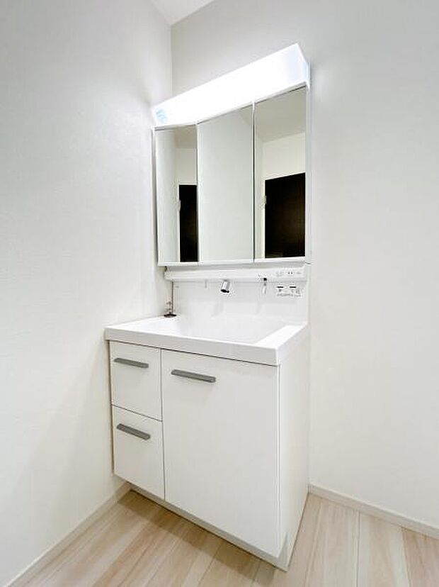 シャワー付き洗面化粧台です。手軽にシャンプーができ、お掃除もしやすいですね。
