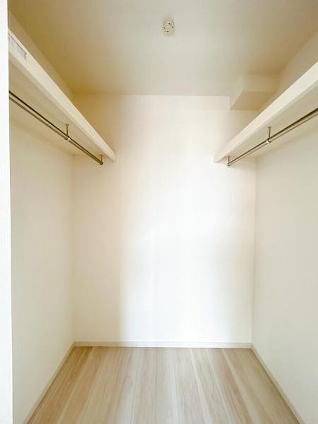 ウォークインクローゼットがあり収納スペースも豊富。季節物もスッキリ片付きそうです。