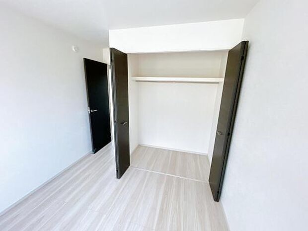 いつでもお部屋をスッキリお使い頂ける収納スペースを設置。