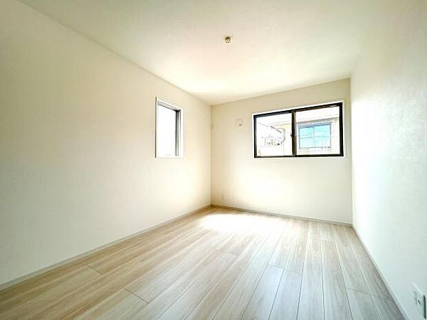 木の温もりが優しいフローリングの収納スペース付き洋室です。