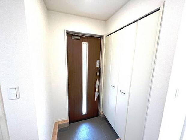 綺麗で明るい玄関でお客様をお迎えいただけます。