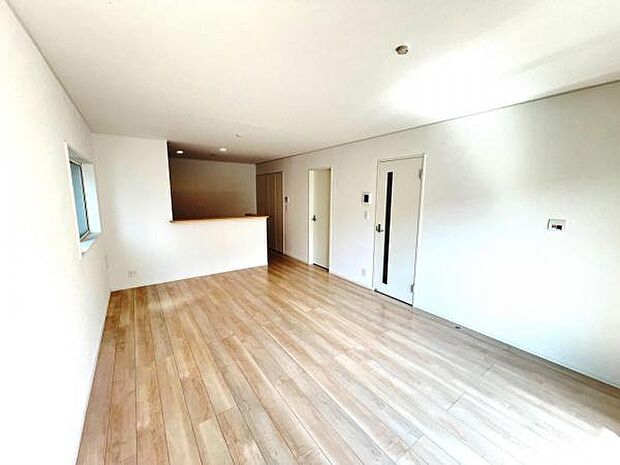 ご家族でゆったり食事が楽しめるダイニングスペースです。