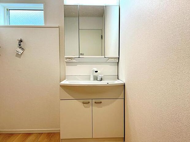 シャワー付き洗面化粧台です。手軽にシャンプーができ、お掃除もしやすいですね。
