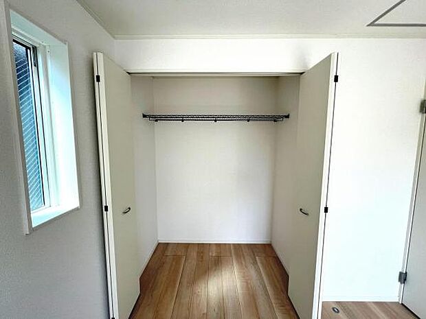 いつでもお部屋をスッキリお使い頂ける収納スペースを設置。