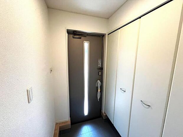 綺麗で明るい玄関でお客様をお迎えいただけます。