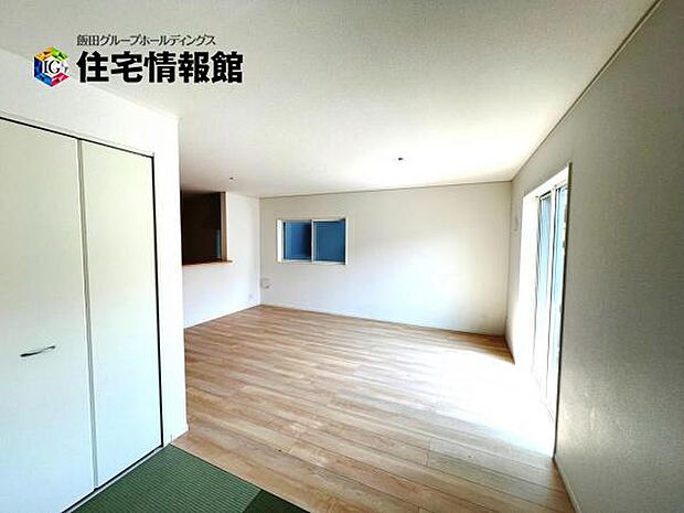 明るい日差しが入る風通しの良いリビングです。
