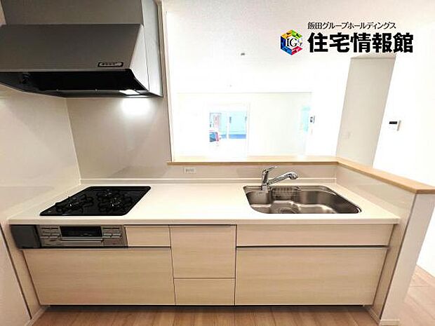 ご家族を見守りながら家事が捗る対面式キッチン。お料理をしながらご家族のサポートも可能です。