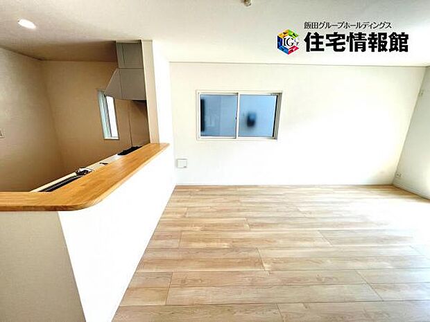 カウンターキッチン越しに会話も楽しめるダイニングキッチン。