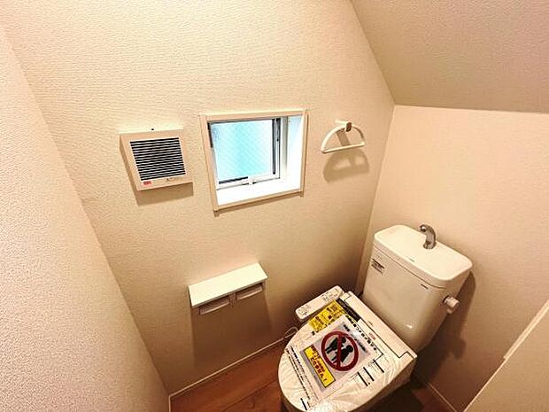 シャワー洗浄機能付のトイレは、清潔感が印象的な空間ですね。