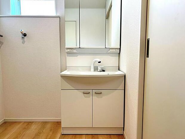 シャワー付き洗面化粧台です。手軽にシャンプーができ、お掃除もしやすいですね。