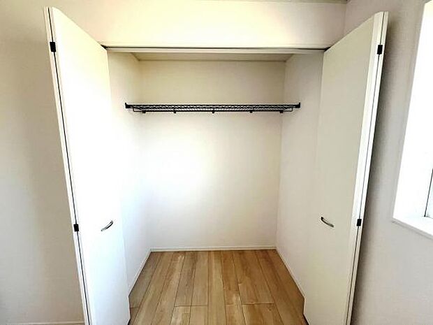 いつでもお部屋をスッキリお使い頂ける収納スペースを設置。
