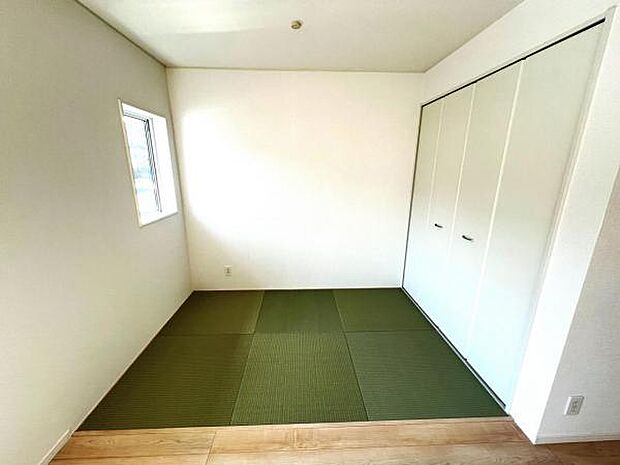 リビングと続き間のタタミコーナー約3帖です、晩酌、家族団らんなど色々使えますね。