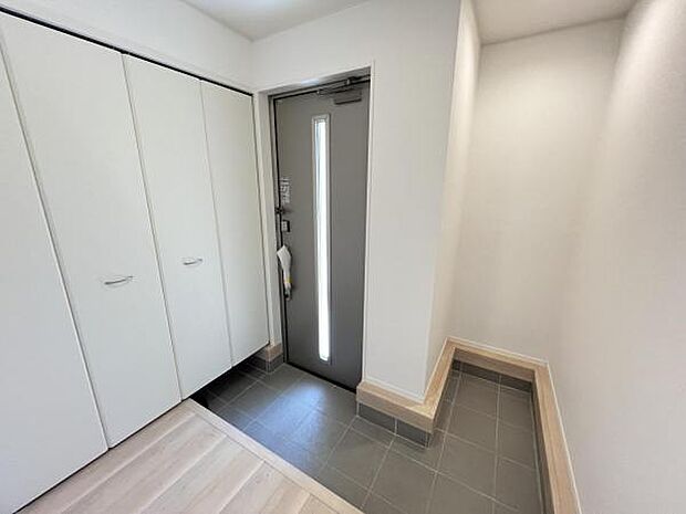 綺麗で明るい玄関でお客様をお迎えいただけます。