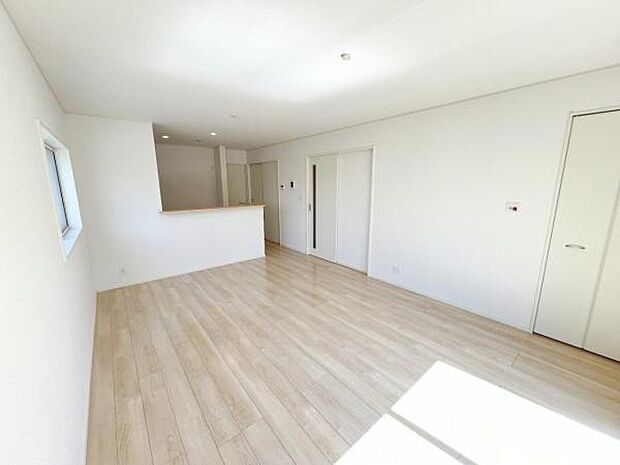 キッチン正面にダイニングセットを配置することで、配膳もスムーズに。調理中も会話を楽しめます。