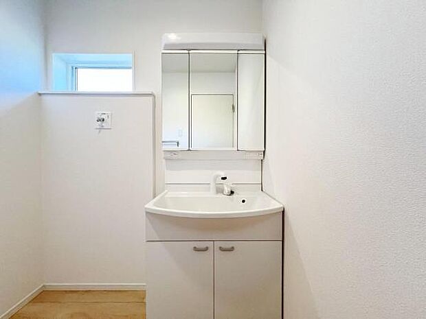 シャワー付き洗面化粧台です。手軽にシャンプーができ、お掃除もしやすいですね。