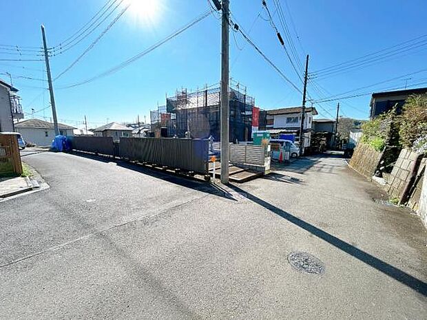前面道路です。住宅地につき落ち着いた新生活を始められそうです。