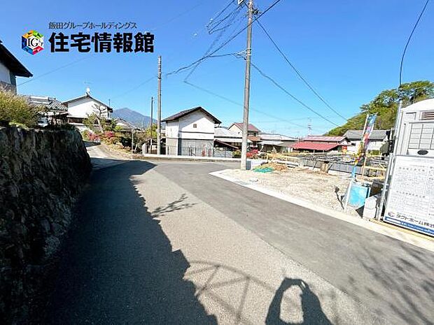 前面道路を含めた現地写真です。ぜひ周辺環境も併せてご覧ください。