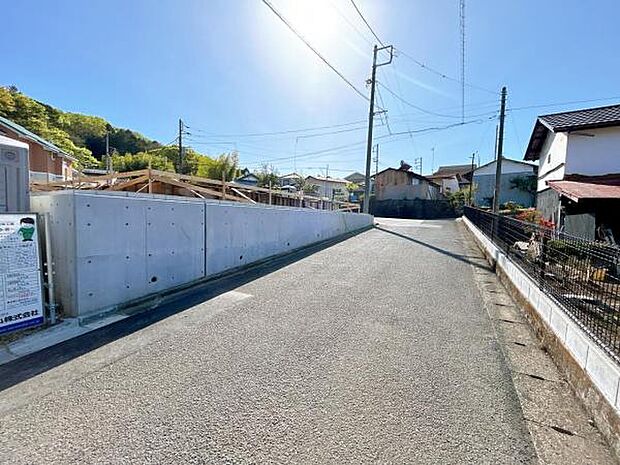前面道路です。住宅地につき落ち着いた新生活を始められそうです。