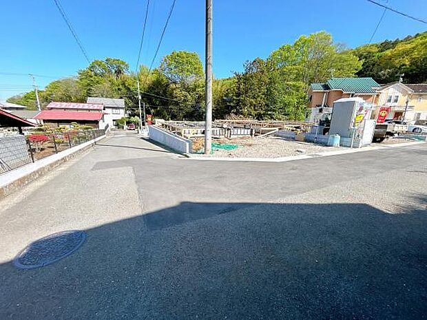 前面道路を含めた現地写真です。