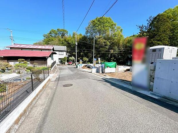 前面道路を含めた現地写真です。ぜひ周辺環境も併せてご覧ください。
