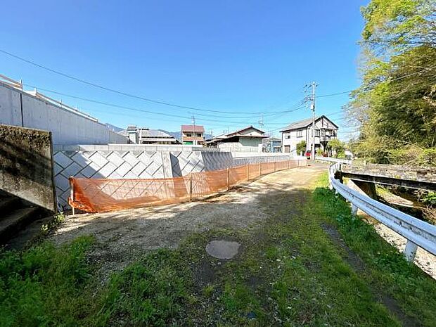 前面道路を含めた現地写真です。