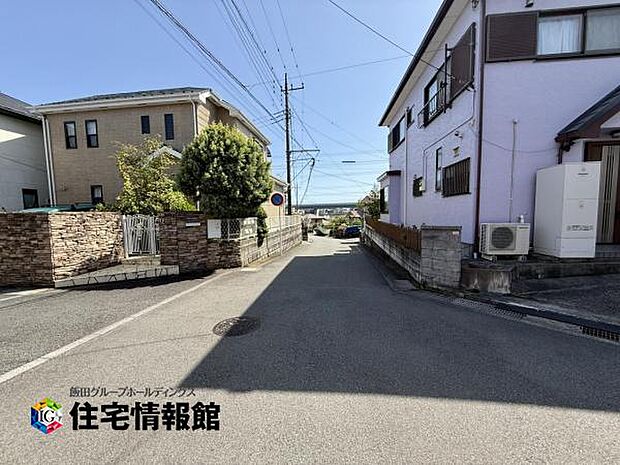 前面道路を含めた現地写真です。ぜひ周辺環境も併せてご覧ください。