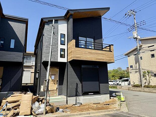 建物外観にアクセントが生まれ、重厚な外観を創り出しています。 