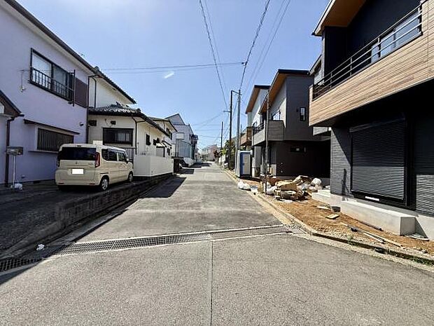 前面道路です。住宅地につき落ち着いた新生活を始められそうです。