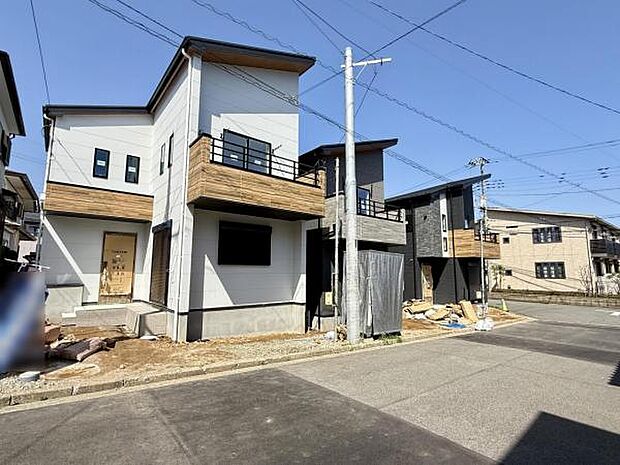 前面道路を含めた現地写真です。