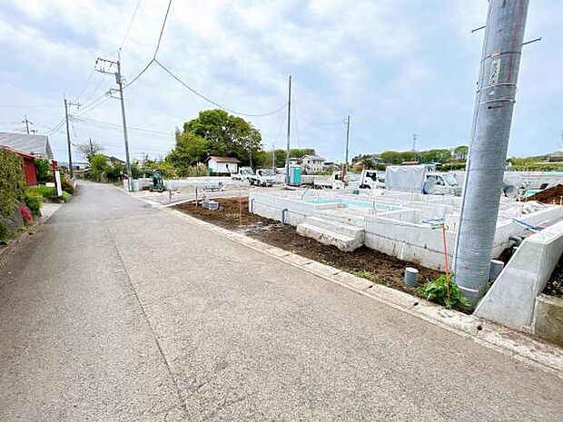 前面道路です。住宅地につき落ち着いた新生活を始められそうです。