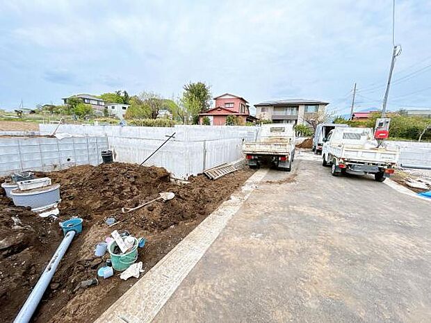 前面道路を含めた現地写真です。