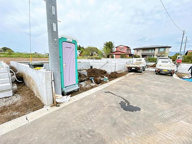 前面道路を含めた現地写真です。