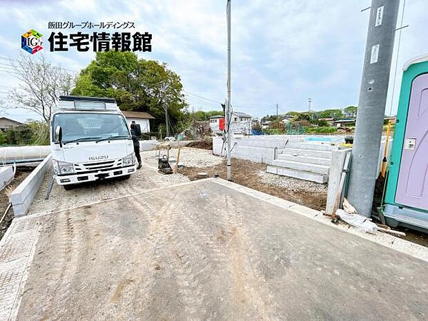 前面道路を含めた現地写真です。ぜひ周辺環境も併せてご覧ください。