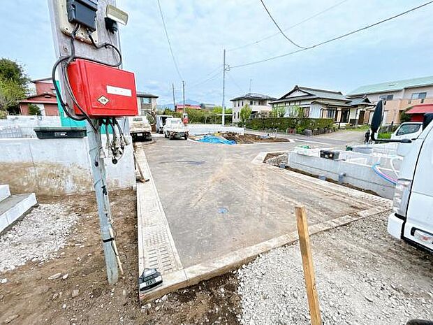 前面道路を含めた現地写真です。