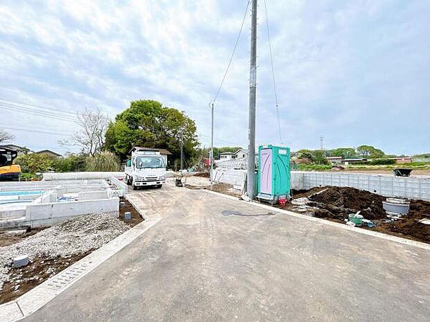 前面道路を含めた現地写真です。