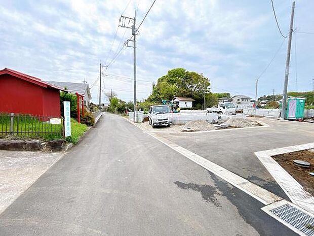 前面道路を含めた現地写真です。