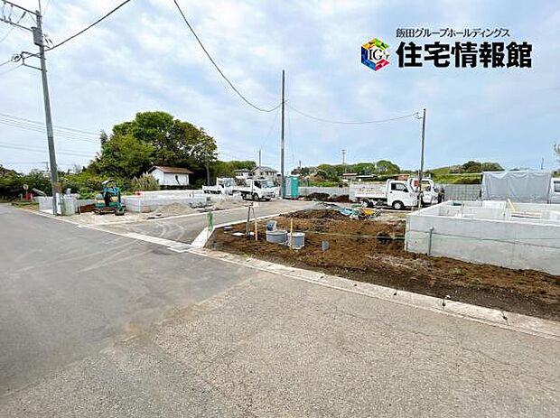 前面道路を含めた現地写真です。ぜひ周辺環境も併せてご覧ください。