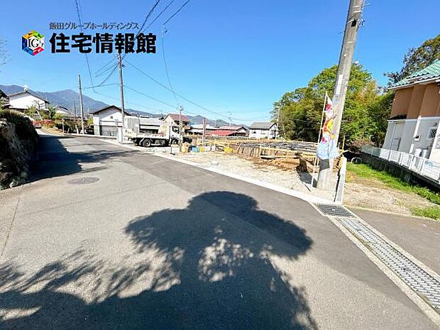 前面道路です。住宅地につき落ち着いた新生活を始められそうです。