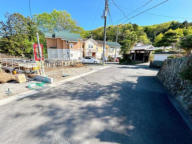 前面道路を含めた現地写真です。ぜひ周辺環境も併せてご覧ください。