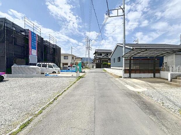 前面道路を含めた現地写真です。ぜひ周辺環境も併せてご覧ください。