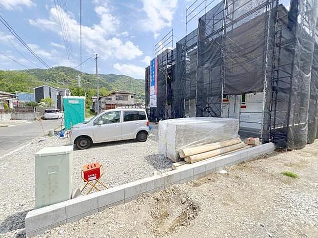 駐車場です。前面道路との高低差も少なく、ゆとりがあるためスムーズに出入りできます。