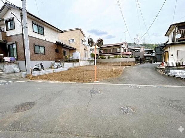 前面道路です。住宅地につき落ち着いた新生活を始められそうです。