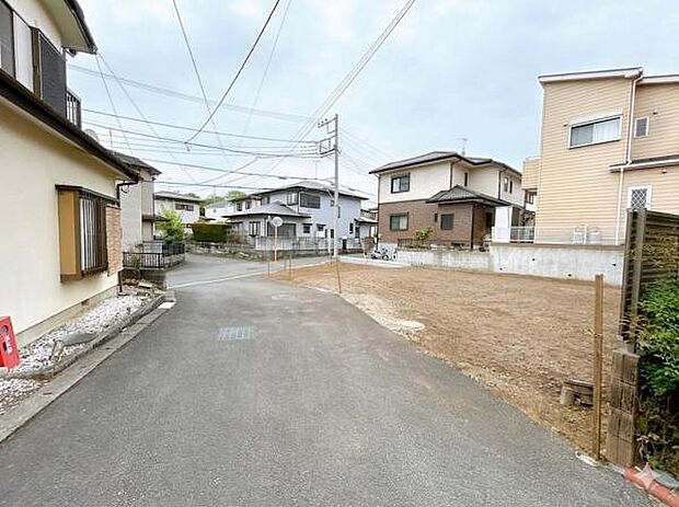 前面道路を含めた現地写真です。