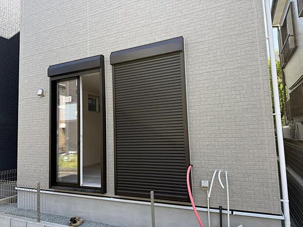 雨戸シャッター付きで、防災・防犯に心強いですね。