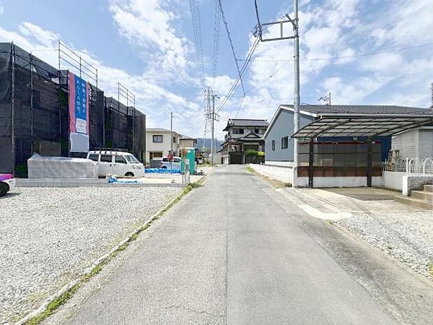 前面道路です。住宅地につき落ち着いた新生活を始められそうです。