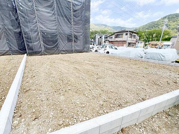 お庭があり開放感たっぷりです。季節のお花を楽しんだり、家庭菜園もお楽しみいただきます。
