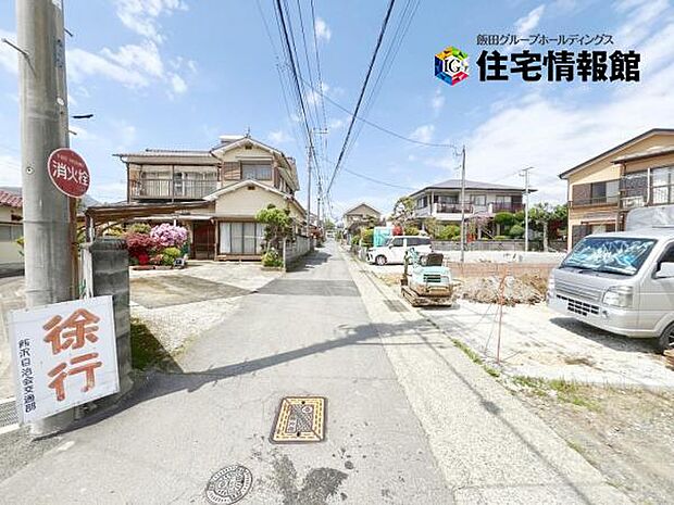 前面道路です。住宅地につき落ち着いた新生活を始められそうです。